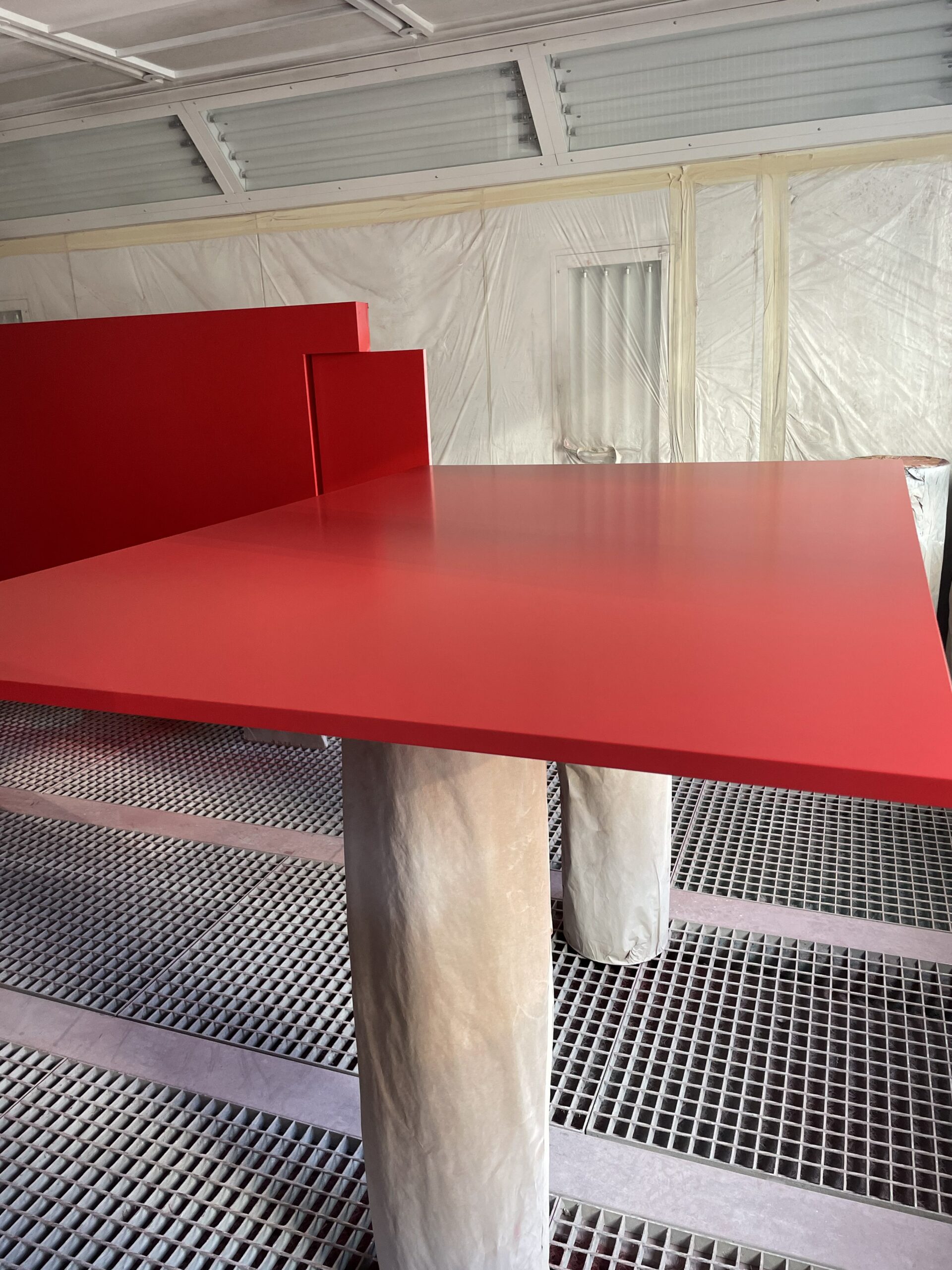 Une magnifique table rouge en bois